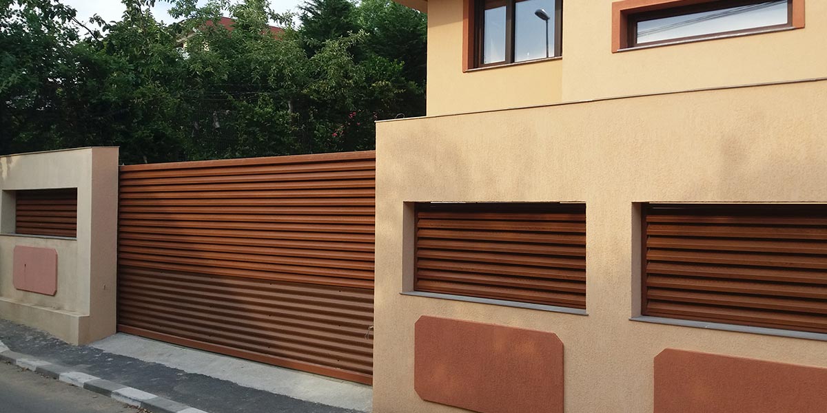 Poarta metalica culisanta automata privita din exteriorul incintei