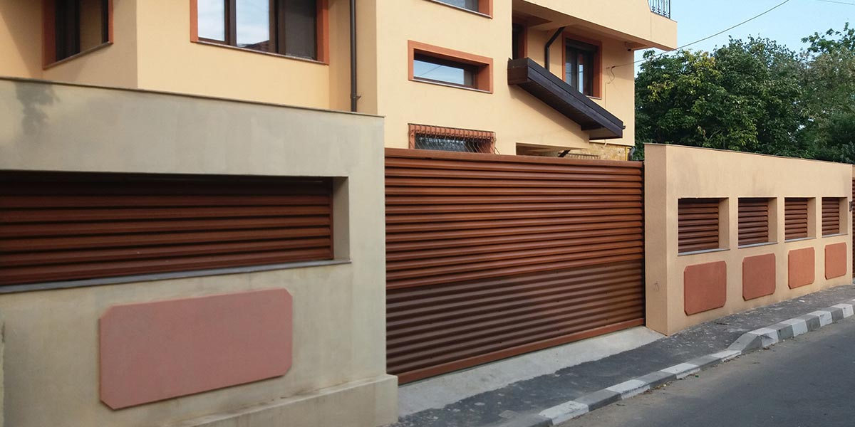 Poarta metalica culisanta automata privita din exteriorul incintei