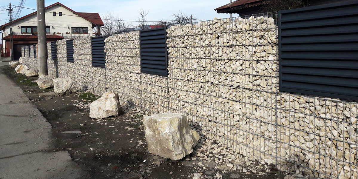 Gard cu panouri metalice pe gabioane din piatra