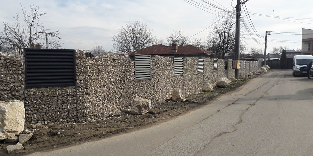 Gard metalic cu panouri din profile metalice tip jaluzea pe gabioane