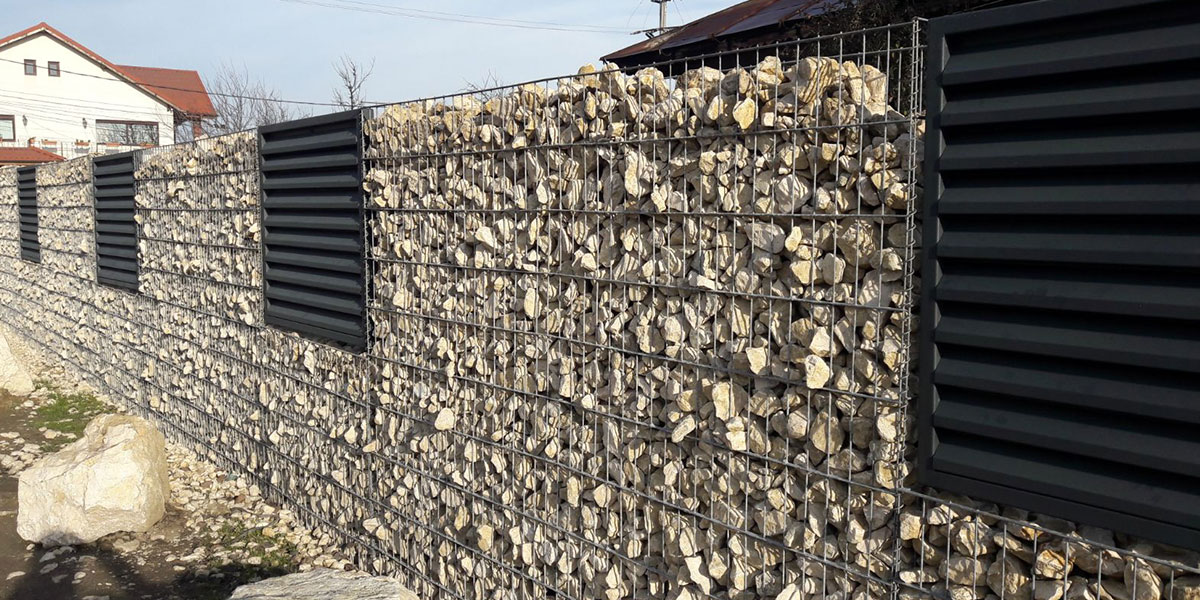 Gard metalic cu panouri din profile metalice tip jaluzea pe gabioane